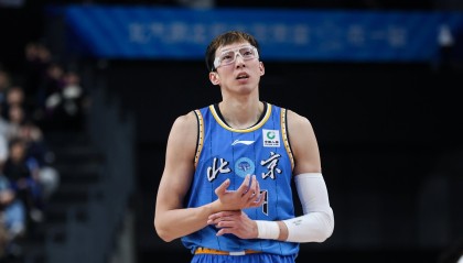 直播吧：周琦眼伤还需要观察 但伤情比去年要轻