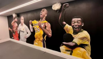 九游体育视频回放-维尼修斯健身房壁画上有谁？致敬贝利！C罗后补的！