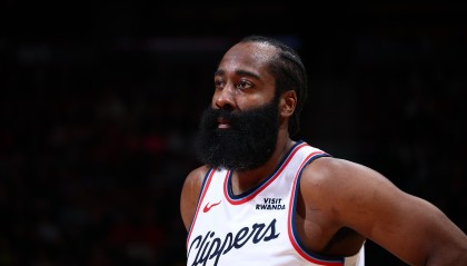 九游体育手机官网入口-持续低迷！祖巴茨被封盖 哈登出现失误交出球权