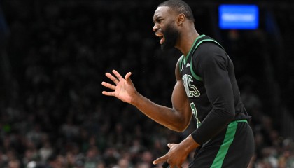 九游体育网页-里外里4分！杰伦·史密斯补扣离谱扣飞 杰伦·布朗反击一条龙追平